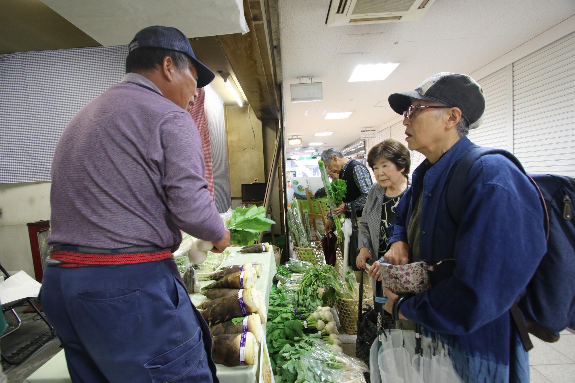 店の人と話す女性客