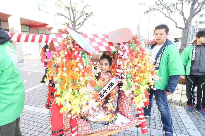 十日戎で宝恵籠に乗る福娘