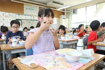 スパゲティボロネーゼを食べる児童の様子