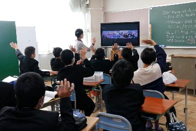 東雲中学校の生徒がオーストラリアのモロングセントラルスクールの生徒に手を振っている様子