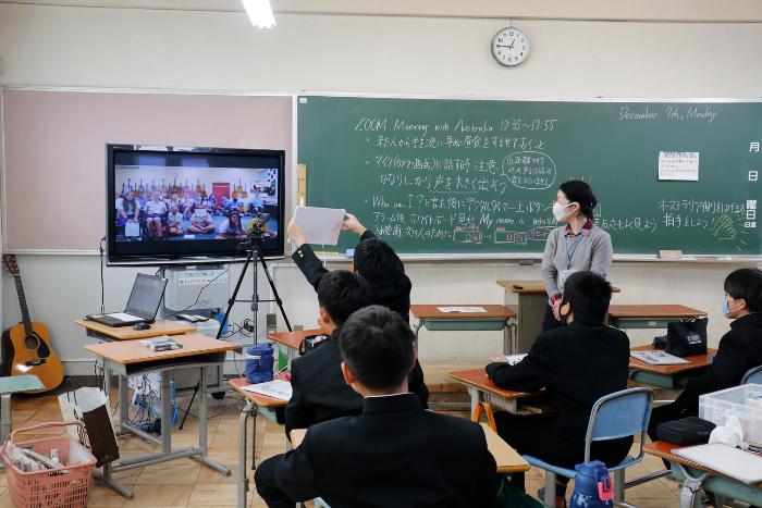 東雲中学校の生徒が自己紹介をしている様子