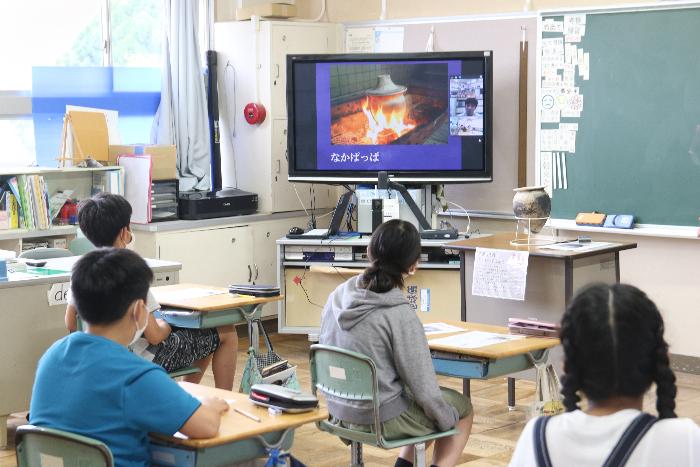 授業内容が映った画面を見る児童たち