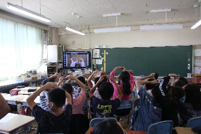 みんなで記念撮影をしている様子