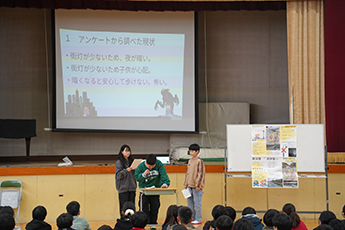 2組の発表の様子