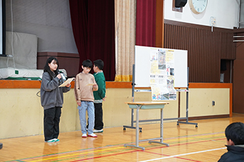 2組の発表の様子