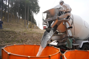 ミキサー車からの注水