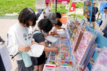 ビーズを選ぶ子どもたち