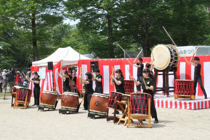 関西大倉学園の中学生とOB・OGによる迫力ある和太鼓の演奏