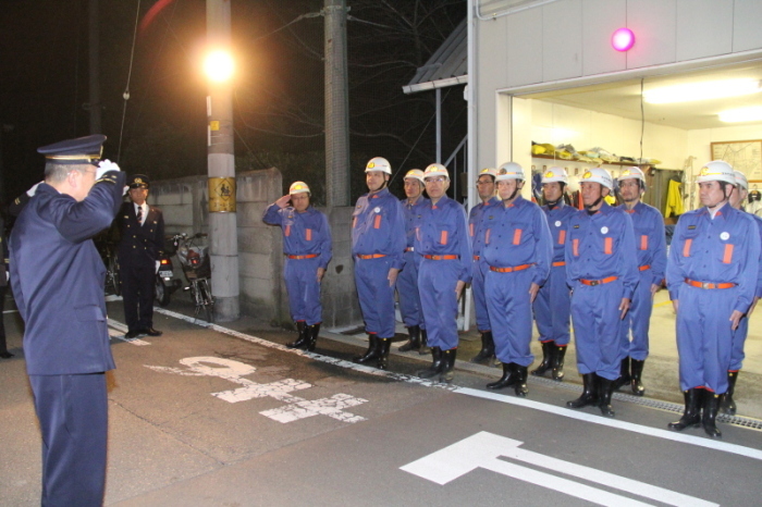 春日分団が夜中に巡視を行っている様子の写真