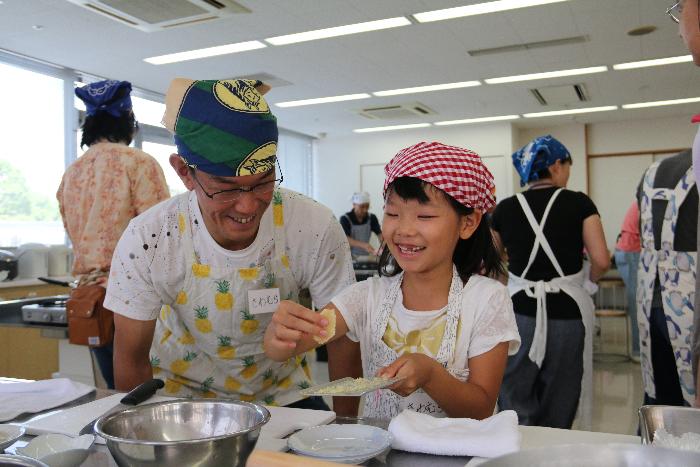 料理をする親子の様子