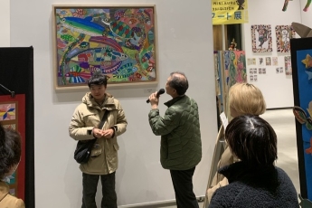 自身の作品について話す遠藤さん