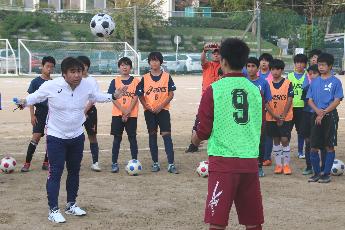 指導する松山さん