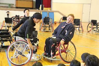 車椅子バスケットボールの指導の様子