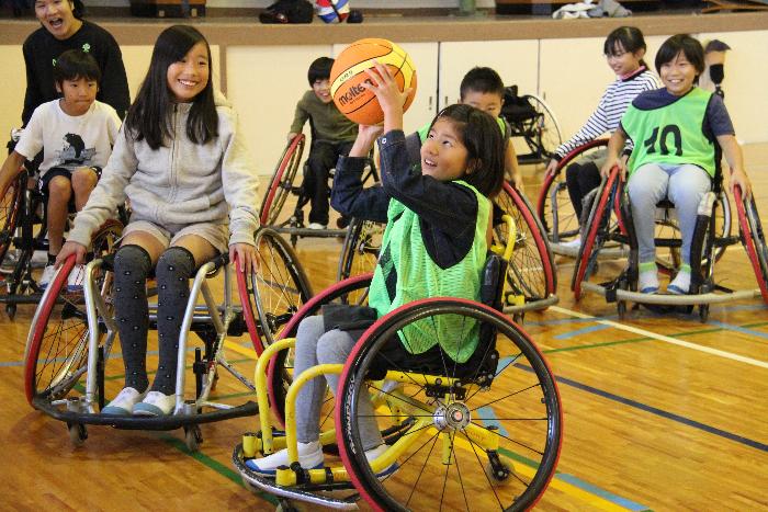 車椅子バスケットボールを体験する児童たち