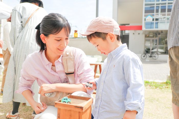 蚤の市で買い物中の親子