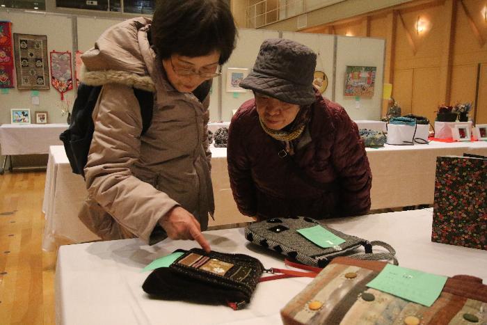 展示物を見学する来場者1