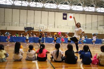 子どもたちがチアダンスを体験している様子