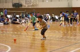 子どもたちがホッケーを体験している様子