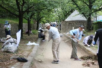 市老人クラブ連合会会員による清掃の様子（2）