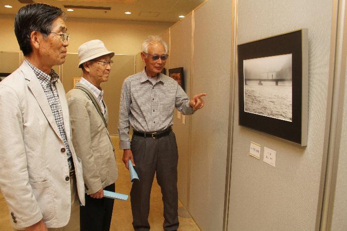 茨木市写真展にて市長賞「川霧」を見ているギャラリー