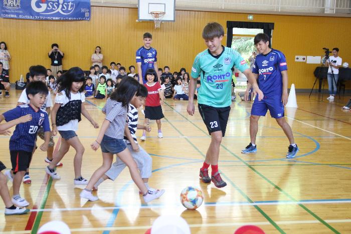 福井小学校の児童と選手がミニゲームを楽しんでいる様子