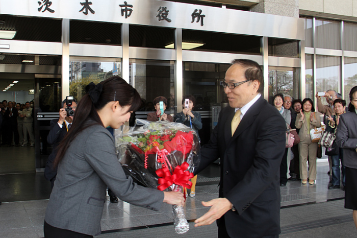 職員代表から花束を受け取る木本市長