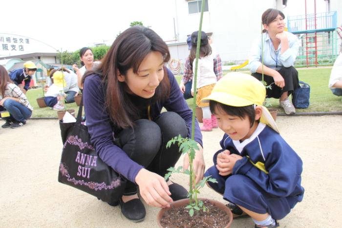 親子で苗植えしているところ