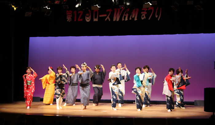 ワムホールでの舞台上で和服を着て踊っている人たちの写真