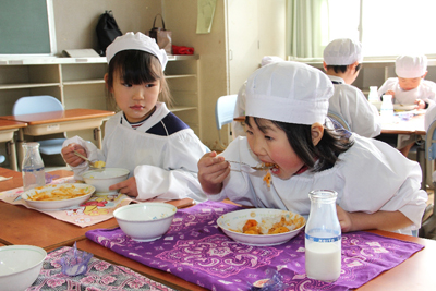 給食を食べる園児たちの写真