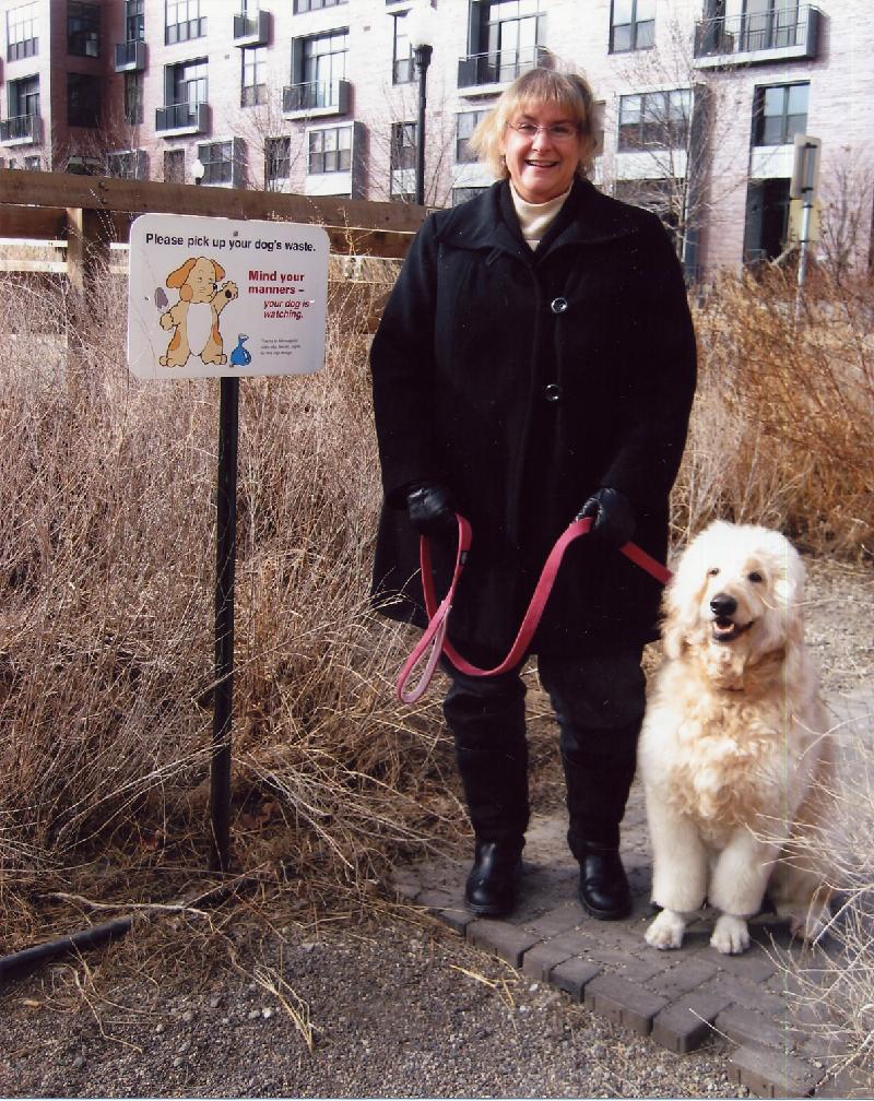 愛犬と笑顔を見せるリサ・グッドマンさんの写真