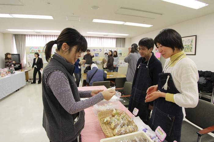 お菓子の販売の様子