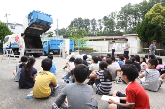 パッカー車を見学する児童たち