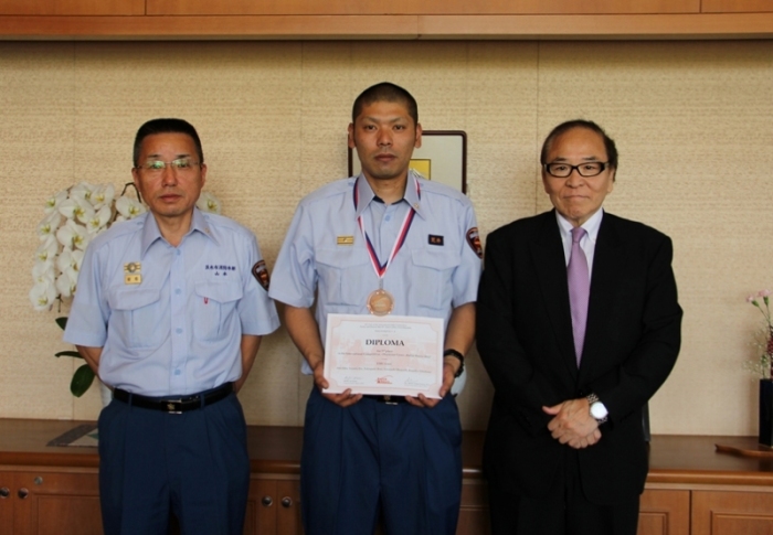 （左から）山本消防長、荒井さん、木本市長