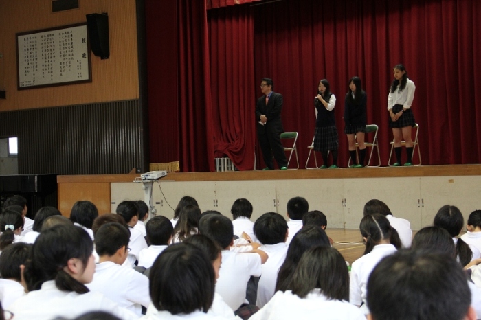 東中学校生の前で報告する北摂つばさ高校生