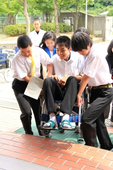 車椅子を体験する生徒