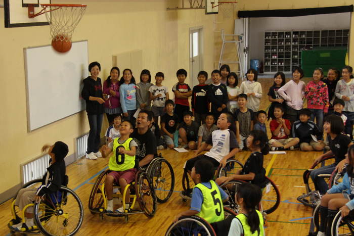 子供達が車椅子バスケットボールに挑戦する様子の写真