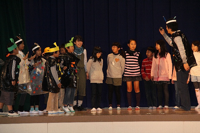劇団員とともに演劇を楽しむ小学生達の写真