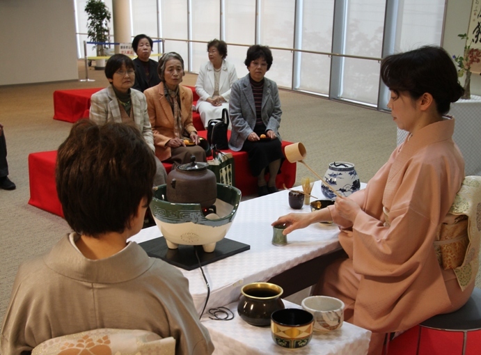 抹茶のお手前で日本の伝統を味わう市民達の写真