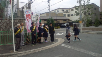 道路沿いのあいさつ運動を遠くから見たときの写真