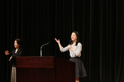 公演する鈴木明子さん