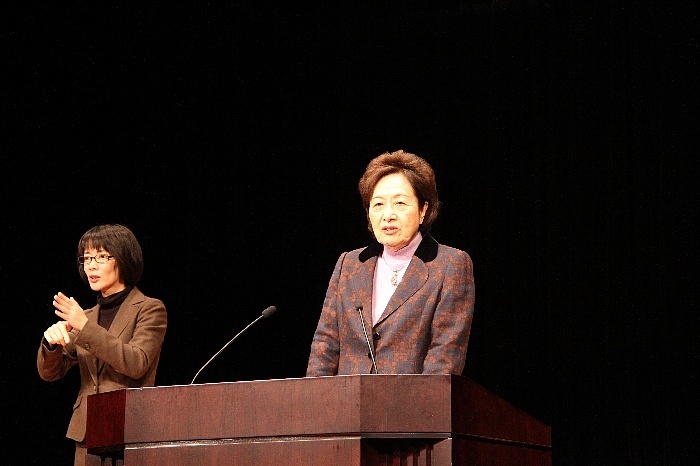 講演会で壇上に立つ曽野綾子さんの写真