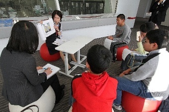 清溪小学校の児童達がセンターで献血教育を受けている写真