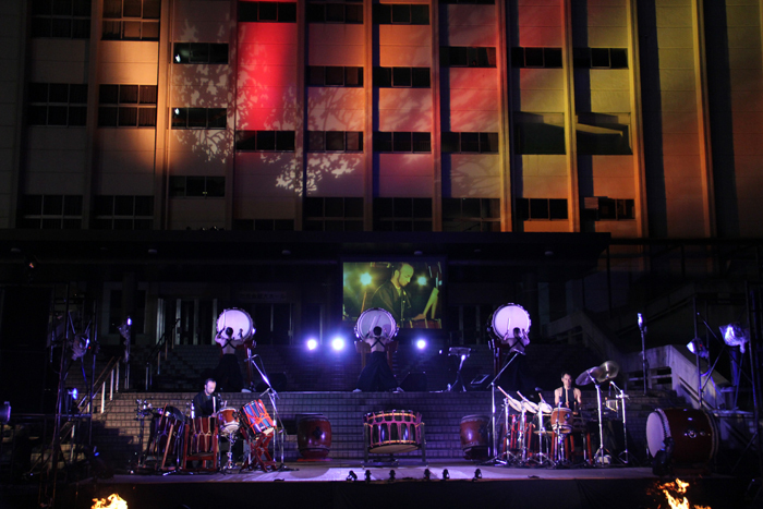 ステージで和太鼓の演奏が行われている画像