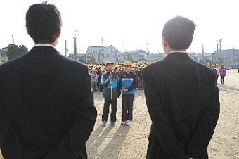 児童代表が府立茨木工科高校の生徒へお礼している様子の写真