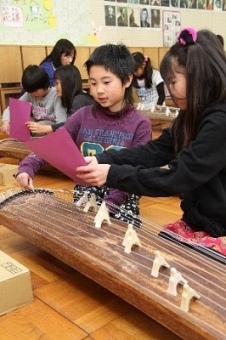 子供達がお琴の演奏に挑戦している様子撮影した画像