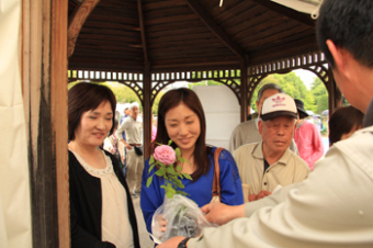 バラの苗木を受け取る市民を撮影した画像