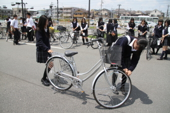 自転車点検をする生徒