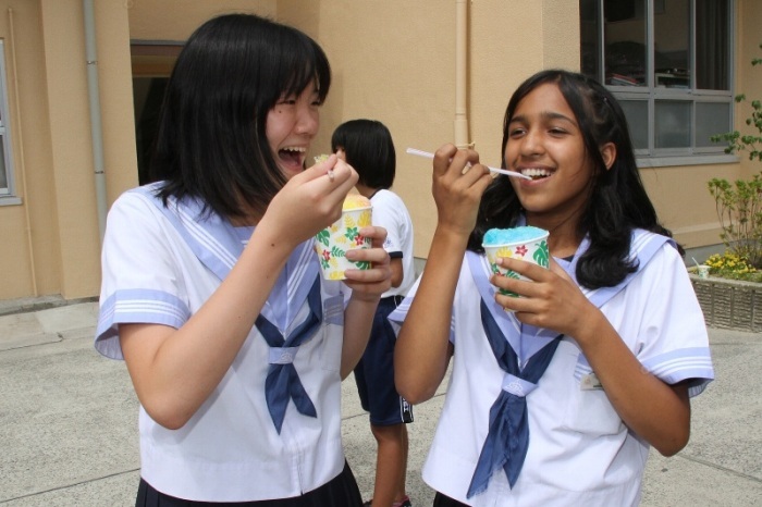 かき氷を食べる生徒を撮影した画像