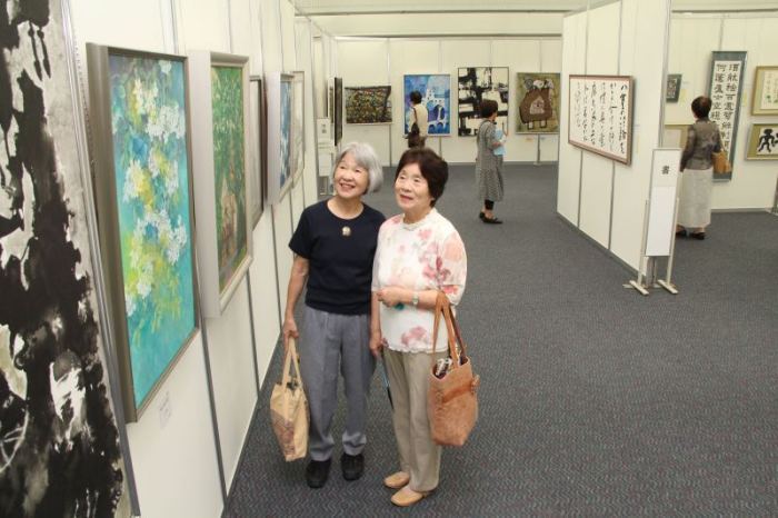 日本画の作品をみる市民らの画像