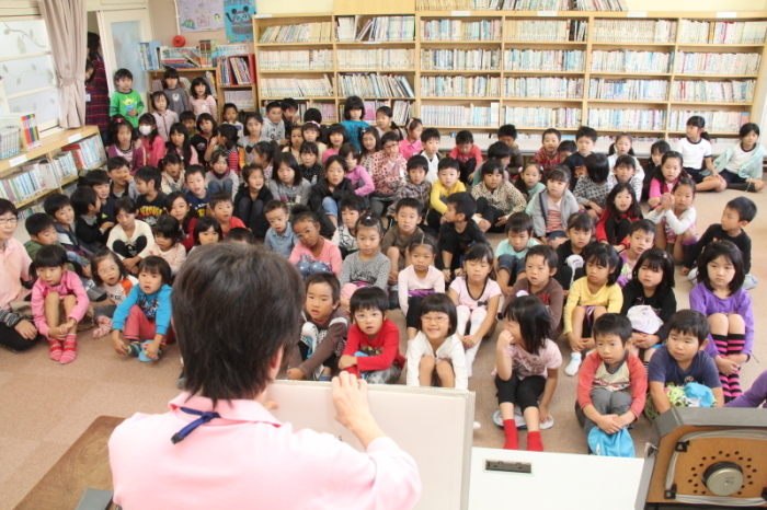 保育所の先生による読み聞かせ